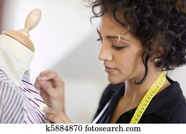 frau, arbeitende, in, gestalten entwurf, studio