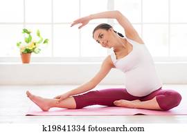 לפני לידה, exercises., יפה, אישה בהריון, להתאמן, בזמן, לשבת במיקום של לוטוס