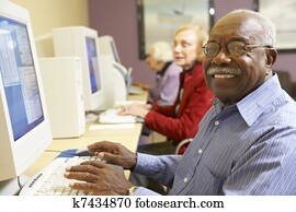 äldre bemanna, användande dator