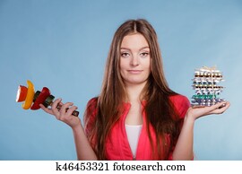 Femme avec régime, perte de poids, pilules et légumes. Femme avec régime, perte de poids, pilules et légumes.