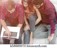 gruppe freunde, mit, laptop, sitzen, auf, dass, couch.