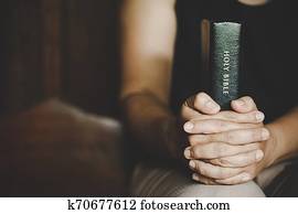 cristão, vida, crise, oração, para, god., mulher, pray, deus, bênção, para, desejando, ter, um, melhor, life., mulher, mãos, orando, para, deus, com, a, bible., mendicância, para, perdão, e, acreditar, em, goodness.