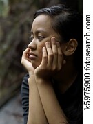 incomodado, asiático, menina adolescente, pensando, com, mãos cara