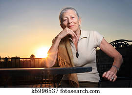 高級婦女, 在桌旁坐, 在戶外, 在, sunset.