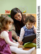 profesor, lectura, cuento de hadas, a, niños, en, escuela