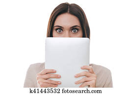 아니오, way!, 좌절시키는, 젊은 숙녀, 덮음, 부분의, 그녀, 얼굴, 와, 디지털 알약, 와..., 노려보는, 카메라에, 동안, 서 있는, 향하여, 백색 배경