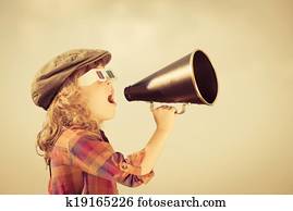 kind, anschreien, durch, altmodisch, megaphon kind, anschreien, durch, altmodisch, megaphon