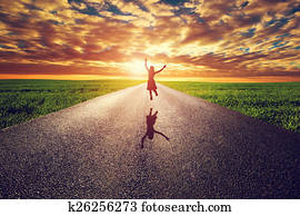 אישה שמחה, לקפוץ, ב, ארוך, ישר, road,, דרך, בכיוון, שקיעה, שמש