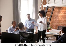 africano americano donna, condottiero, parlare, con, subordinates, a, incontrare