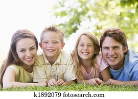 familia, acostado, aire libre, sonriente