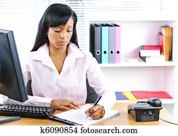 serio, negro, mujer de negocios, en el escritorio