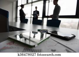 cicatrizarse, de, tableta, empresarios, en, reunión, en, plano de fondo