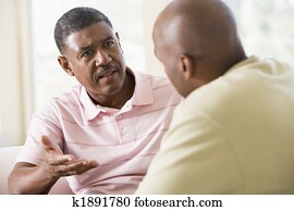 dois homens, em, sala de estar, falando