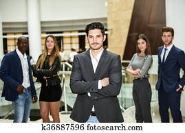 geschäftsmann, führer, mit, verschränkte arme, in, arbeitsumgebung