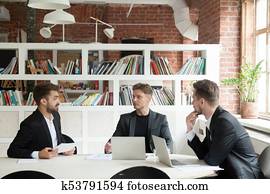 startupper, het bespreken, nieuw, plan, overtuigend, investeerders, op, meetin