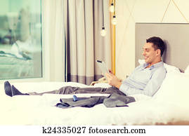 feliz, mujer de negocios, con, computadora personal tableta, en, habitación de hotel