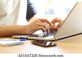 homem, mãos, escrita, ligado, um, laptop, casa