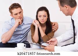 전문가, advice., 생각에 잠긴, 젊음 한 쌍, 소파에 앉아 있는 것, 동안, 자부하는, 재정상의 충고자, 설명하는, 무엇인가, 와..., 뾰족하게 함, 클립 보드