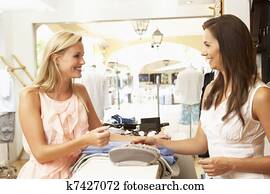 femininas, assistente vendas, em, saída, de, loja roupa, com, cliente