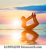 a, silhouette, von, a, frau, in, schleife, joga position, meditieren, gegen, sonnenuntergang himmel