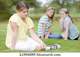 dos, niñas jóvenes, intimidar, otro, niña joven, aire libre