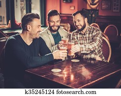 allegro, vecchi amici, divertimento, e, bere, brutta copia, birra, in, pub.