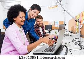 leute, büro, verschieden, mischling, rennen, gesellschaft, businesspeople, berufstätige frau, punkt, finger, laptop