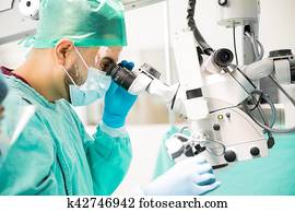 closeup, de, a, chirurgien, utilisation, microscope