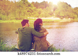 par feliz, abraçando, ligado, lago, ou, banco rio