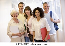 cinq personnes, debout, dans, couloir, à, livres, (high, key)