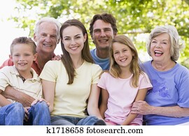 familia extendida, aire libre, sonriente