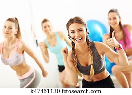 grupo, de, pessoas sorridentes, fazendo, aeróbica