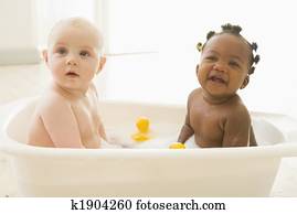 dois, bebês, em, borbulhe banho