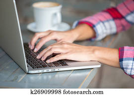 laptop, tippen, hände