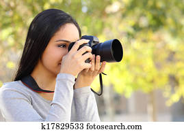 Photograph woman learning photography in a park