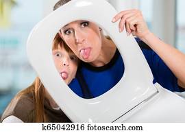 engraçado, retrato, de, um, mulher, e, dela, filha, olhando câmera, thr