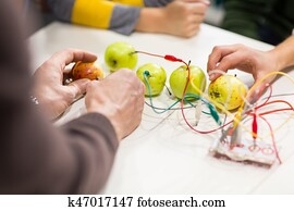 crianças, mãos, com, invenção, equipamento, em, robótica, escola