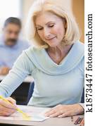 maduro, estudiante femenino, en, clase de arte