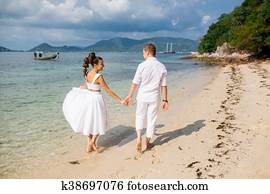 macho, novio, y, hembra, novia, ambulante, descalzo, en, playa.