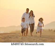 feliz, familia joven, tenga diversión, en, playa, en, ocaso