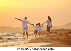 feliz, familia joven, tenga diversión, en, playa, en, ocaso