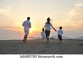 feliz, familia joven, tenga diversión, en, playa, en, ocaso