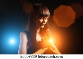 mulher bonita, orando