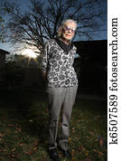 porträt, von, a, ältere frau, draußen, denken