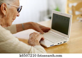 ältere frau, tippen, auf, laptop-computer