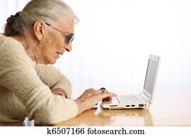 ältere frau, tippen, auf, laptop-computer