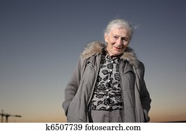 肖像画, の, a, 年長の 女性, 上に, 日没の 空