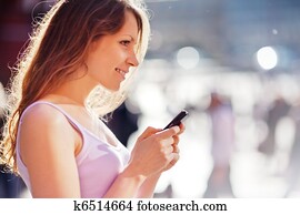 bonito, mulher jovem, com, móvel, telefone pilha, em, city., closeup, copyspace.