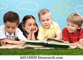 Gesellschaft, von, glücklich, freunde, teilen, a, tablette Stock Bild