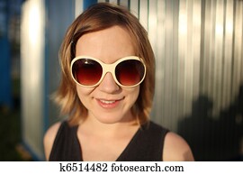 glückliche frau, in, sonnenbrille